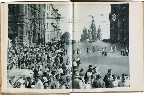 [Москва, увиденная глазами Анри Картье-Брессона]. Mosca vista da Henri Cartier-Bresson. Milan, 1954.